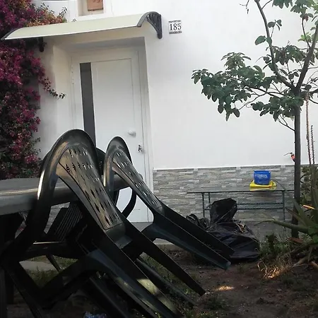 Semesterbostad Rainbow House With Garden